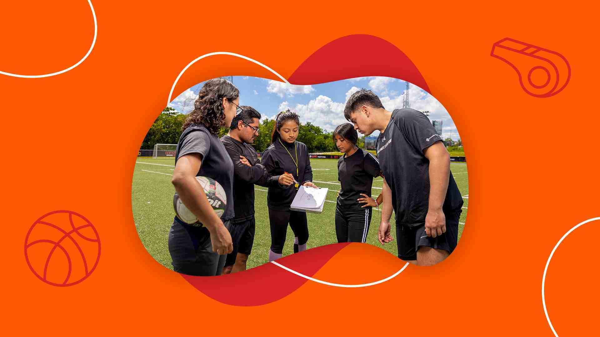 Estudiantes universitarios con ropa deportiva revisando una estrategia en un tablero junto a su entrenadora en una cancha, integrados en un diseño institucional naranja con iconos de un silbato y un balón.