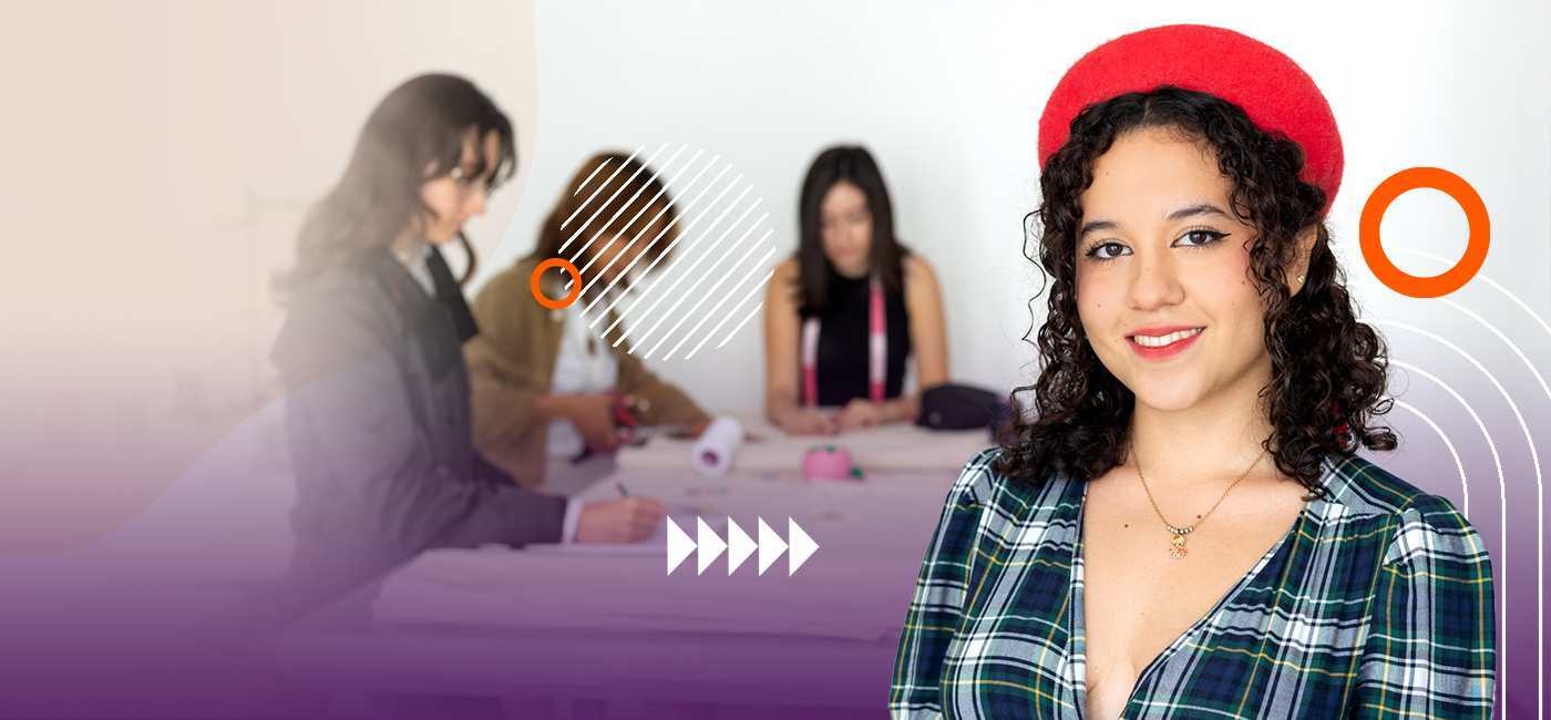 Una estudiante universitaria sonriendo en primer plano con una boina roja, mientras sus compañeras trabajan en proyectos de diseño al fondo, enmarcado con elementos gráficos geométricos sobre un degradado morado y naranja.