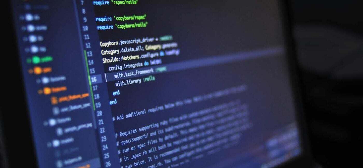 Primer plano de una pantalla de computadora mostrando líneas de código de programación en un editor con fondo oscuro.