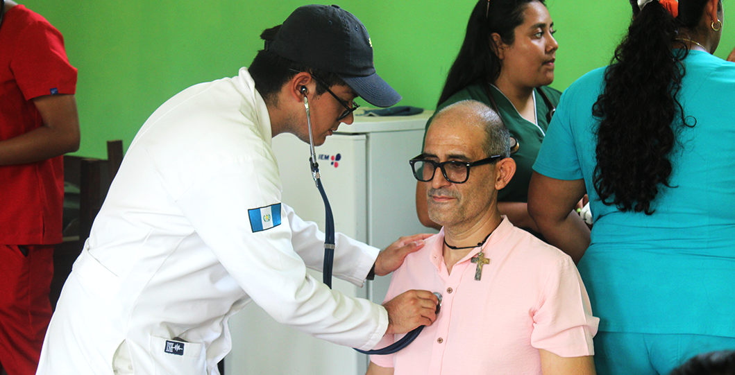Universidad Anáhuac Cancún participa en jornadas de salud y de limpieza de cenotes en beneficio de habitantes de la región 100 de Cancún
