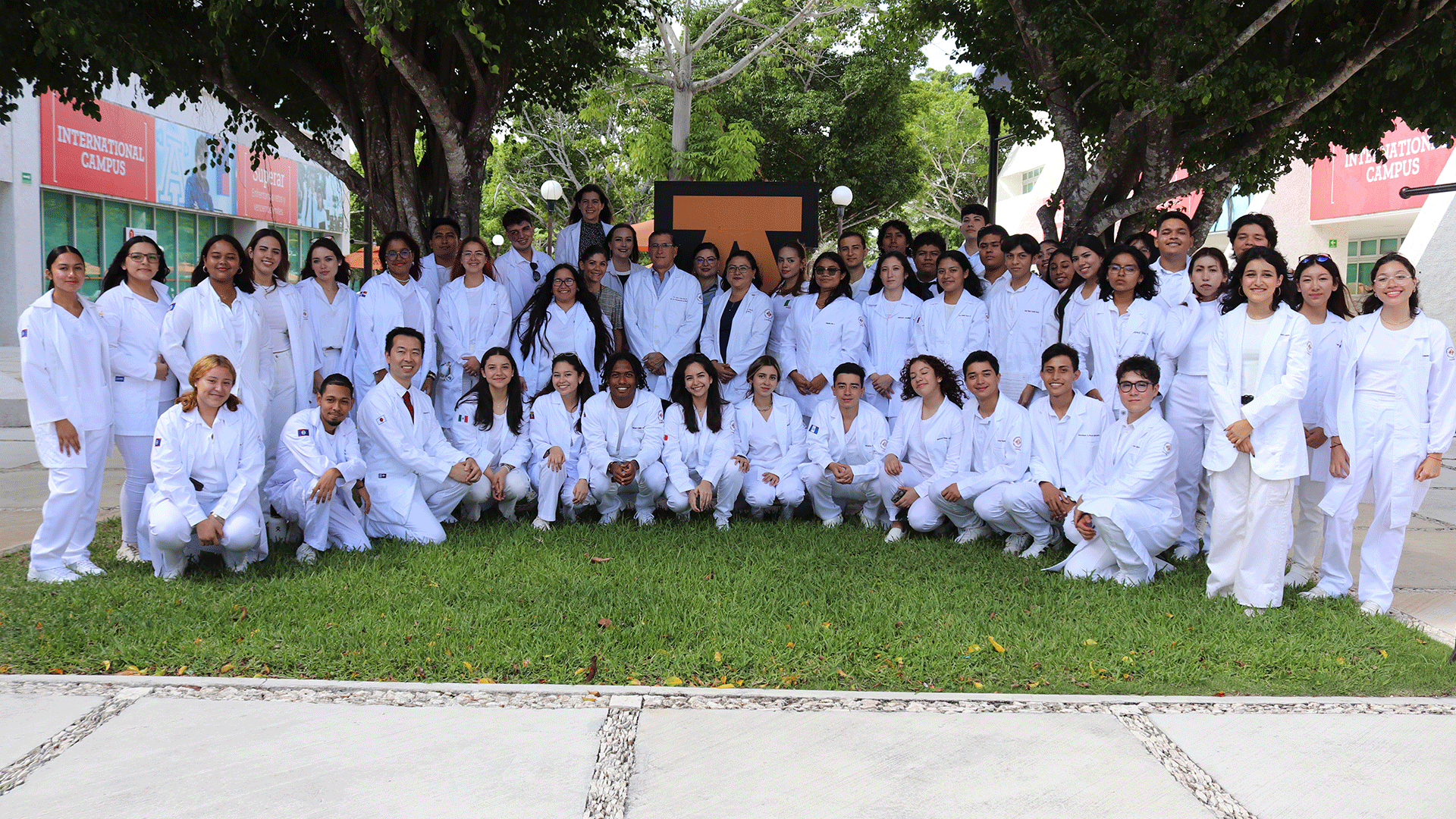 la-escuela-internacional-de-medicina-de-la-universidad-anahuac-cancun-realizo-la-ceremonia-de-imposicion-de-batas