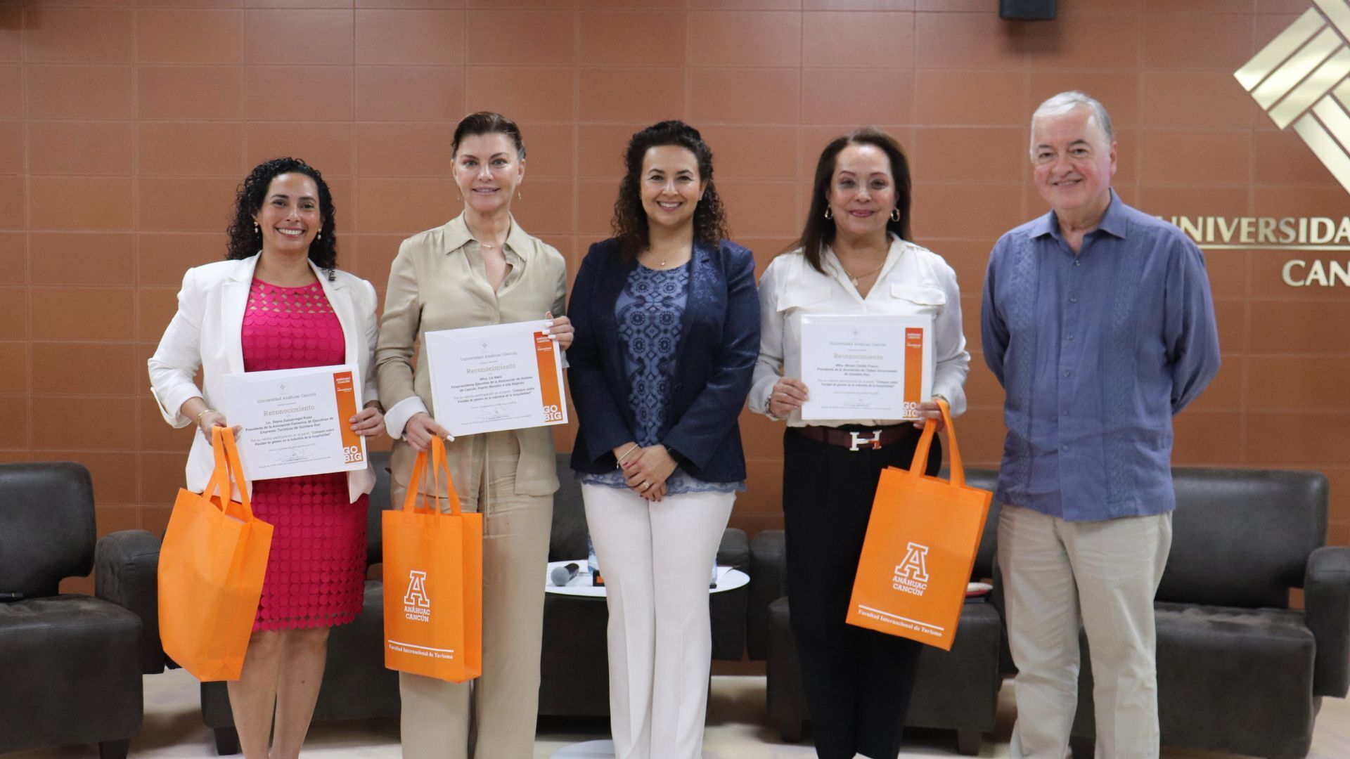 <span id="hs_cos_wrapper_name" class="hs_cos_wrapper hs_cos_wrapper_meta_field hs_cos_wrapper_type_text" style="" data-hs-cos-general-type="meta_field" data-hs-cos-type="text" >Anáhuac Cancún presenta estudio sobre paridad de género en la industria de la hospitalidad</span>