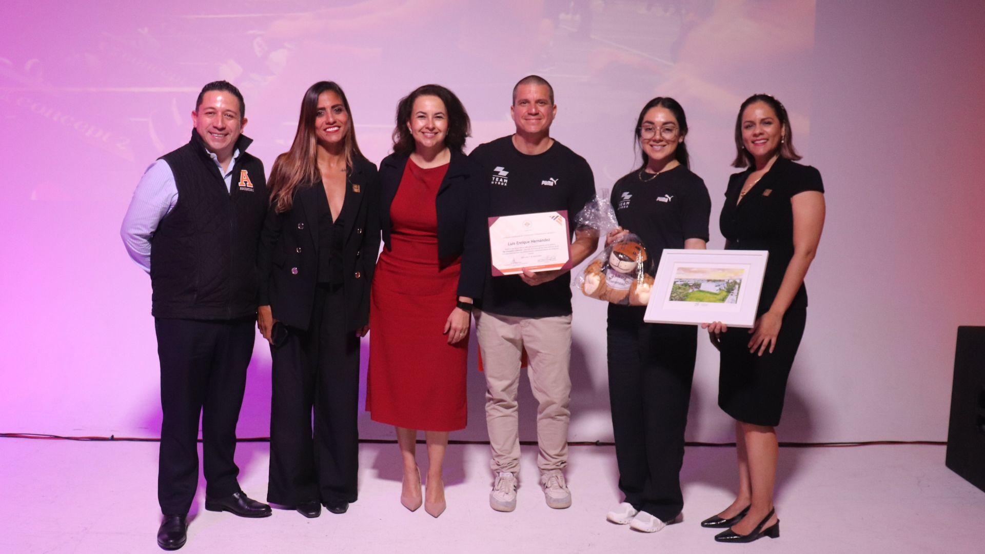 <span id="hs_cos_wrapper_name" class="hs_cos_wrapper hs_cos_wrapper_meta_field hs_cos_wrapper_type_text" style="" data-hs-cos-general-type="meta_field" data-hs-cos-type="text" >De Voluntario a Director: Luis Enrique inspira a estudiantes Anáhuac</span>